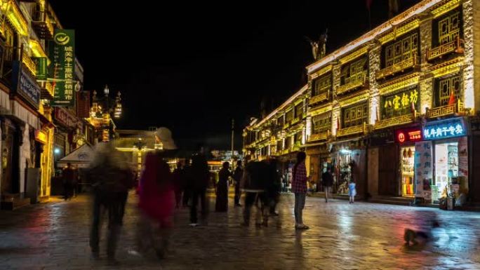 中国西藏拉萨，人们在阴天的夏日沿着古老的八廓街八廓W街行走