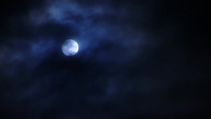 乌云背后是满月的夜空，模糊的神秘午夜背景，股票视频片段