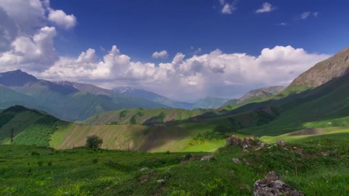 高加索山脉的夏季景观