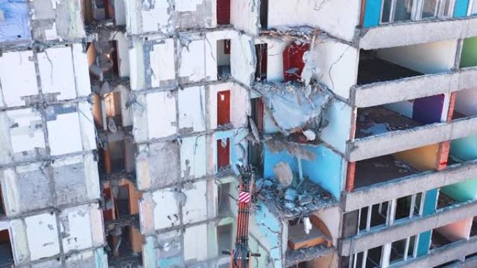 拆除机器打破了这座大废墟建筑的墙壁和地板。解构遗址的鸟瞰图。