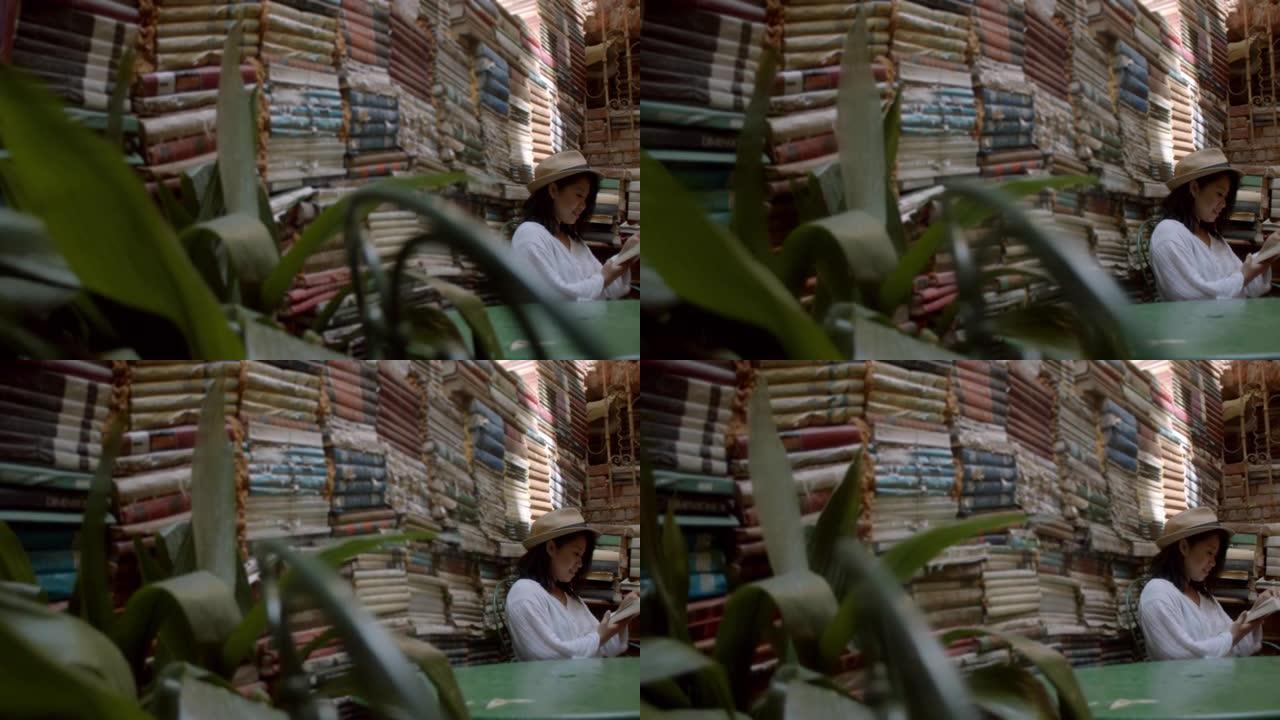 女人在意大利威尼斯的一家旧书店里看书。