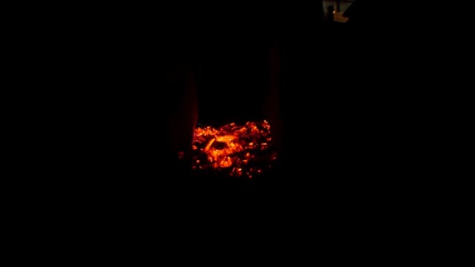 在黑暗中充满活力的大火后，火炉上的炭的特写镜头