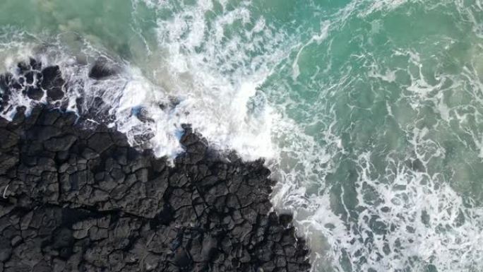 海洋和火山岩近距离鸟瞰图，自然背景。