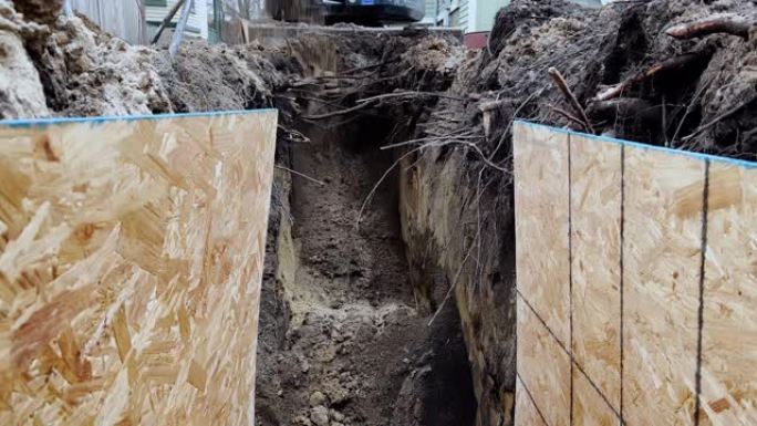 一桶挖掘机在冬季从地面上获取土壤。特写镜头