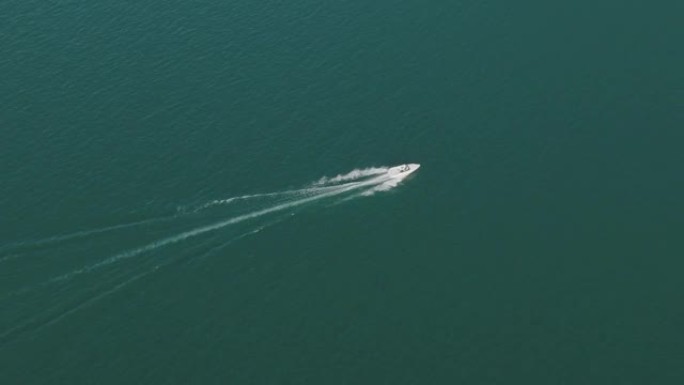 在高山湖泊上飞越摩托艇