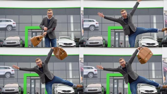 一名男子在汽车经销店附近购买了一辆新的电动汽车后表现出幸福的情绪