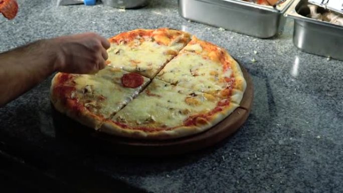 厨师在商用厨房库存视频的厨房柜台上制作披萨