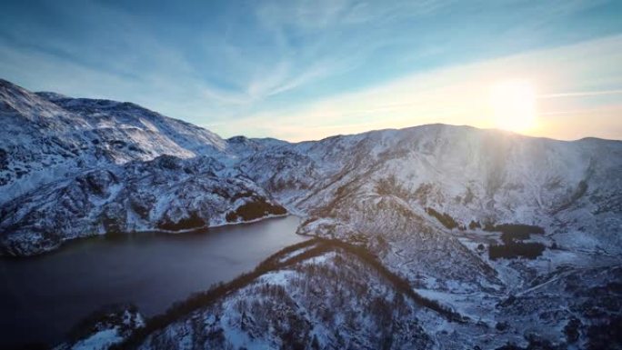 西部山区的冬日之光