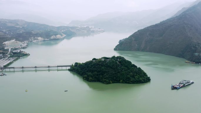 重庆奉节瞿塘峡上的白帝城