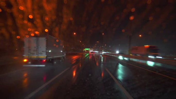 雨夜在高速公路上开车。挡风玻璃上的水滴