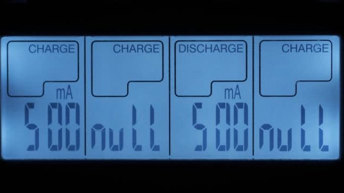 特写。充电器屏幕。电池充放电毫安