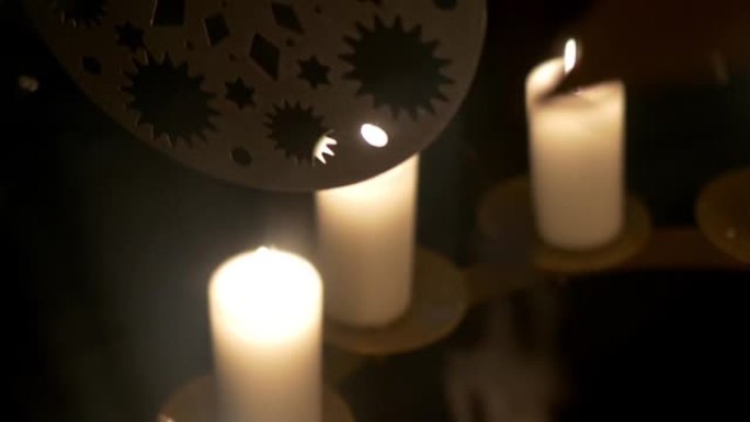 降临节白色蜡烛上的旋转装饰由胶合板制成，描绘天使或圣诞树11p2