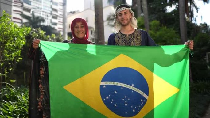 母子在户外举着巴西国旗