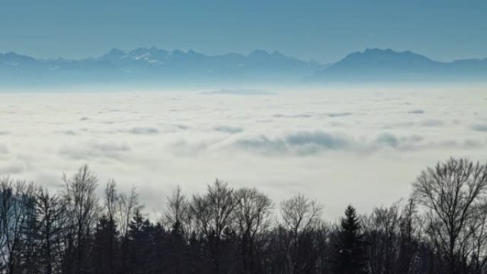 时间流逝，山里的云湖。雾海。白雪覆盖的山丘。从阿尔比斯帕斯观看。苏黎世州阿尔比斯山脉的山口