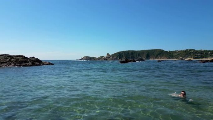 海岸线和太平洋冲浪的空中风景