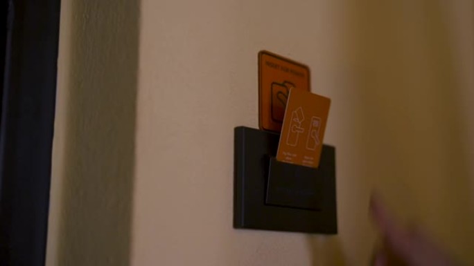 亚洲妇女使用钥匙卡打开安全门与门禁卡。