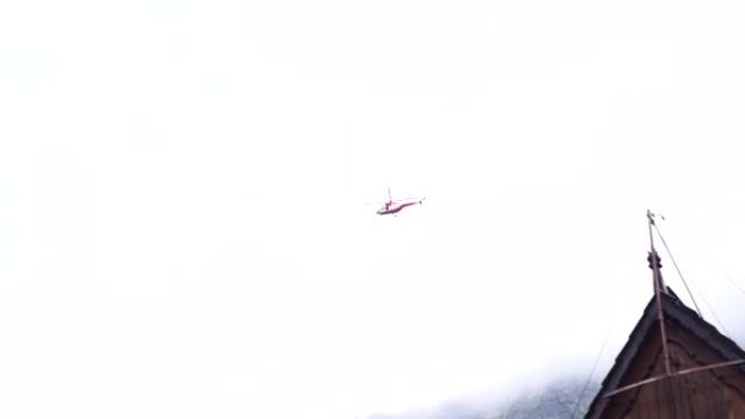 极端慢动作飞行救援直升机靠近有雾的山脉。波兰