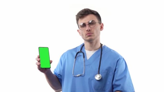 医生护士在制服和听诊器指向一个绿屏广告医疗药理学和现代医学和兽医的概念智能手机。