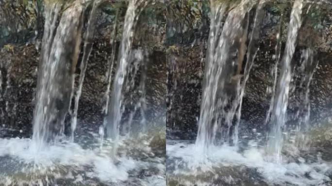 水从石阶上落下，形成连续的瀑布
