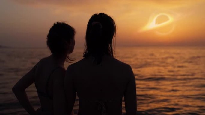 两个女人在观看事件地平线。照亮金海