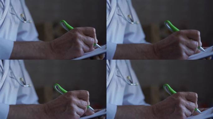 成熟的医生，用皱纹的钢笔在剪贴板的纸上写字。