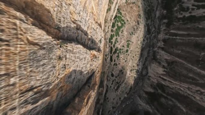 山岩地质地层石结构速度俯冲小溪溪流峡谷鸟瞰图