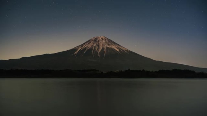 塔努基湖上的富士山，星光灿烂的夜晚，2022年12月31日