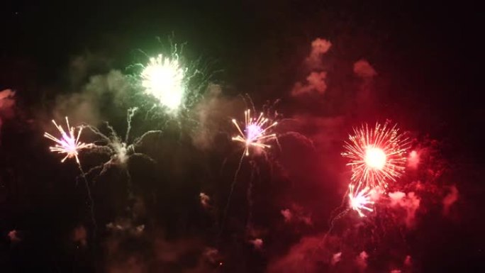 五彩缤纷生机勃勃的烟花庆祝2023年新年快乐，7月4日节日节日。五彩缤纷的烟花在晚上的时候庆祝国庆节