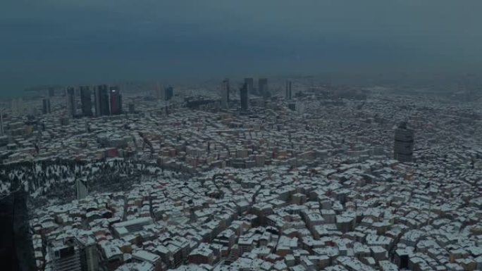 在下雪天的伊斯坦布尔市，用无人机进行空中射击