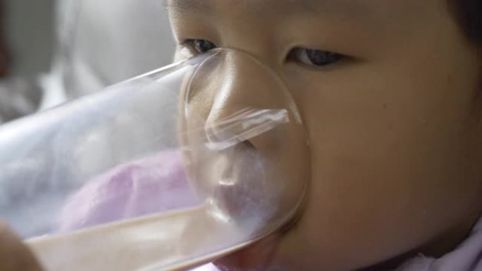 亚洲男孩喝玻璃牛奶。
