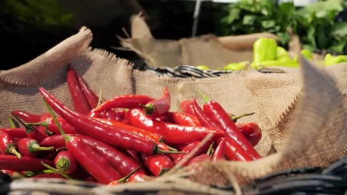 农场商店柜台上的辣椒是用爱和关怀人种植的。菜区当地市场上展示的篮子里最热的辣椒。有机蔬菜的销售