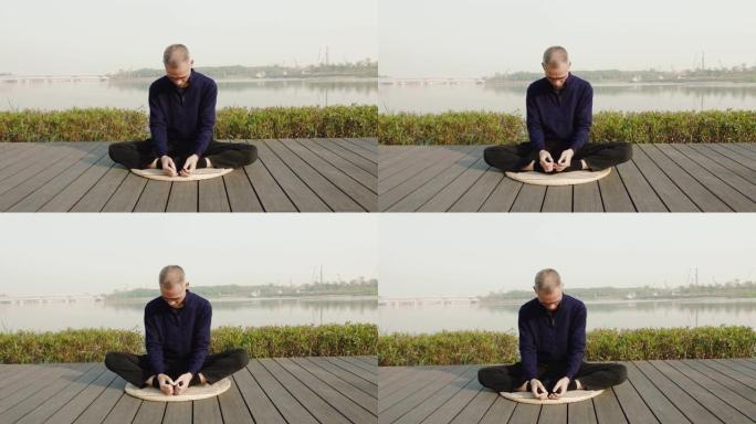 中国男子坐在深圳摇晃双腿放松