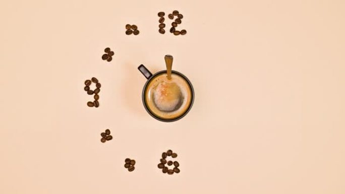 咖啡豆制作时钟。咖啡时间概念。创造性的停止动作。平铺