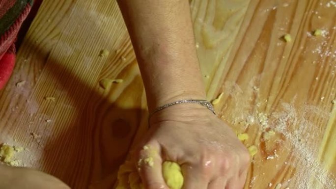 女性手做饼干面团