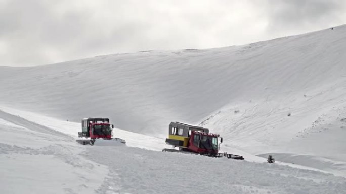 雪猫ratrack运输自由式滑雪者，高海拔山顶上的滑雪者，用于越野滑雪新鲜粉末滑雪