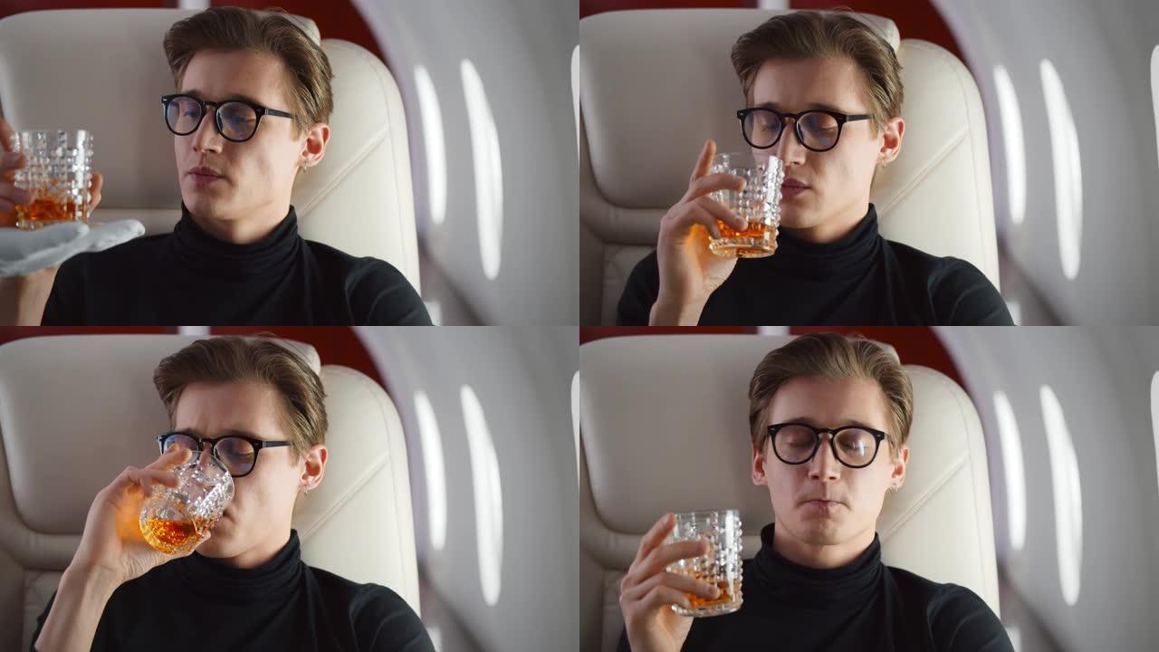 为年轻乘客提供一杯威士忌的空姐特写