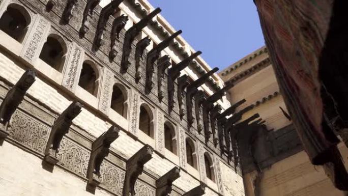 Fes Bou Inania Madrasa古代建筑的低角度镜头