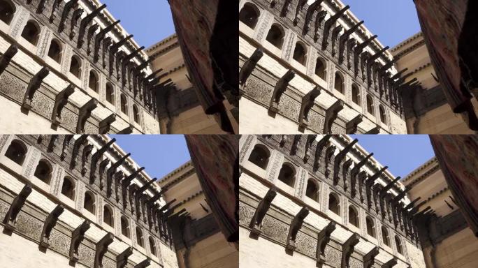 Fes Bou Inania Madrasa古代建筑的低角度镜头