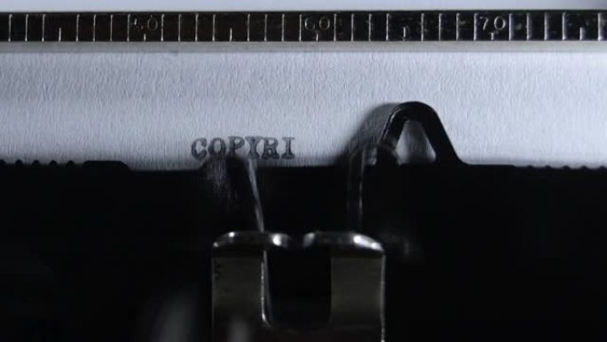 用一台旧的手动打字机打字版权