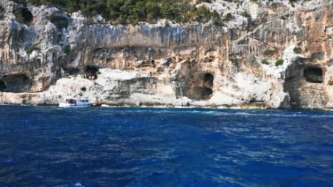 意大利撒丁岛奥罗塞伊湾的Cala Luna洞穴