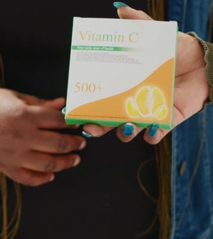 垂直视频: 健康专家向客户推荐一盒药物