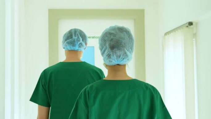 两名亚洲外科医生带着医用口罩步行到手术室进行塑料磨砂膏，医疗，美容圣礼和保健的概念。