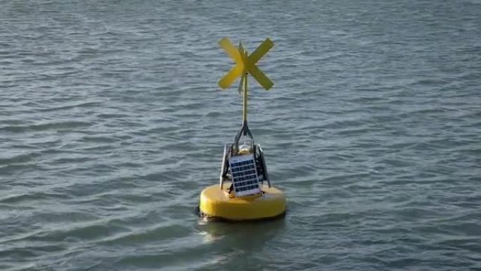 爱尔兰港口的带有太阳能电池板的黄色浮标