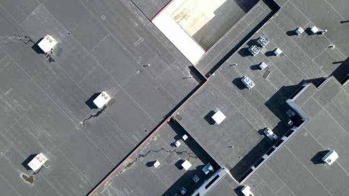 带有热泵的建筑物屋顶的无人机视图