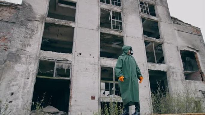戴着口罩和化学防护服的实验室技术人员在干燥的地面上行走，环顾四周，同时考虑污染。生态灾变概念