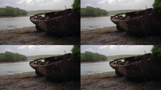 铁公爵沉船的静态镜头，在小河床上出水