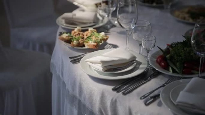 完美呈现的桌子上有玻璃器皿和美味的菜肴