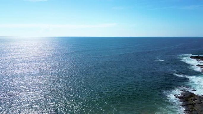 海岸线和太平洋冲浪的空中风景