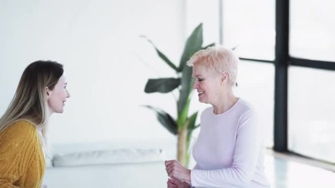 幸福的家庭兴奋的女人享受时刻