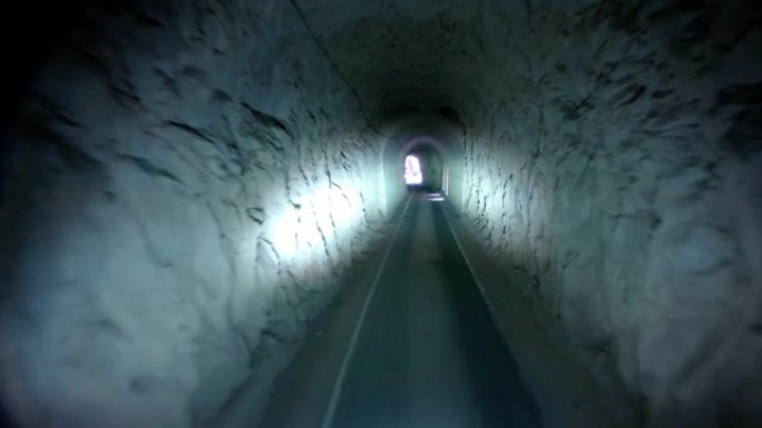 穿过南美洲安第斯山脉的山间隧道。延时